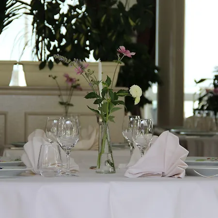 Brit Le Cygne Hotel